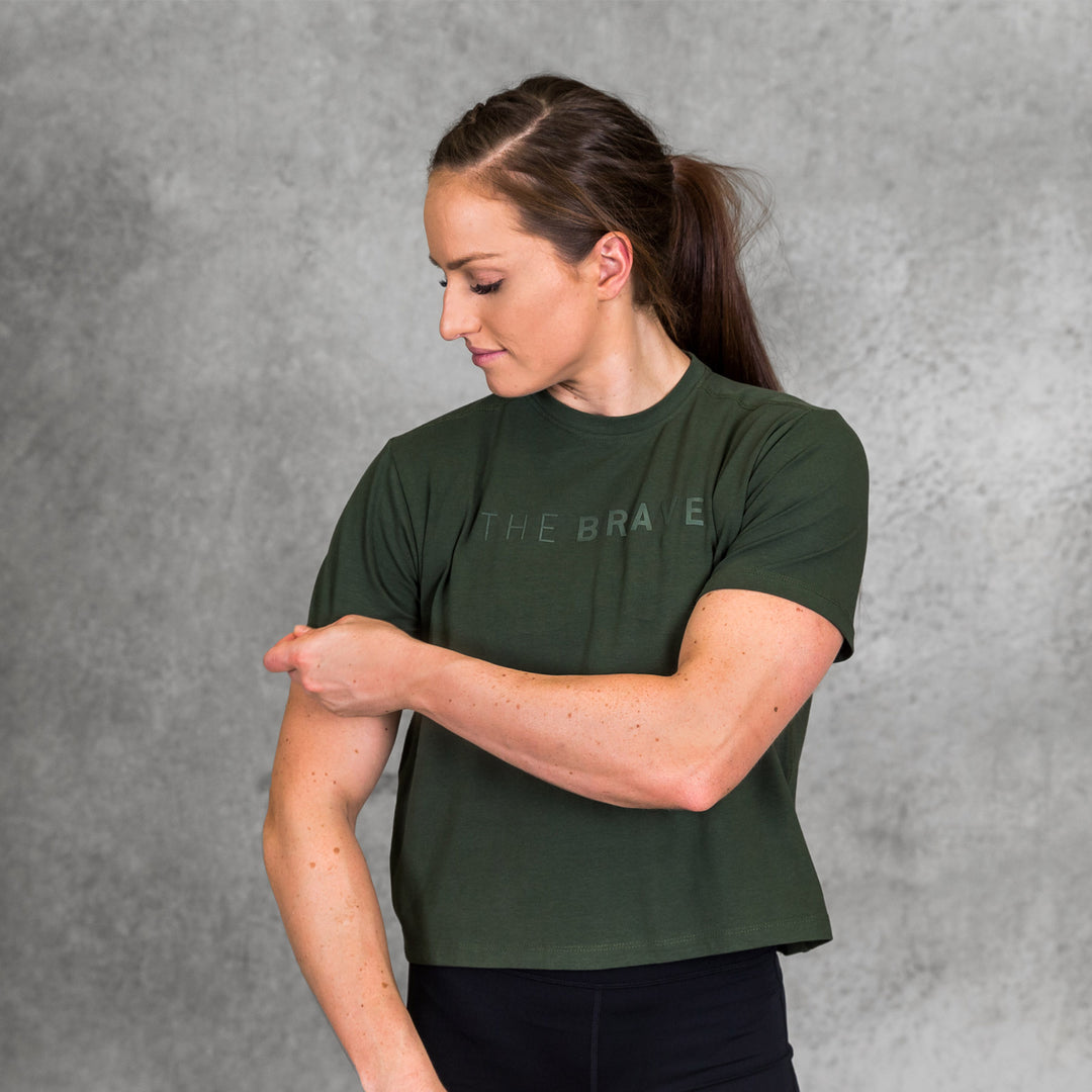 THE BRAVE - SIGNATURE CROPPED T-SHIRT - DARK OLIVE